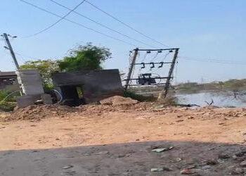 ધોળકામાં શંકર તળાવ નજીક નમી પડેલી વીજ ડીપી હોનારત સર્જશે | fallen power DP near Shankar Lake in Dhol…