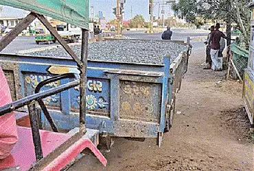 બાંધકામ સાઈટની સામગ્રી ઢાંકીને નહીં લઈ જતા ૨૩ વાહનોને ૨.૩૦ લાખનો દંડ | 23 vehicles fined Rs 2 30 lak…