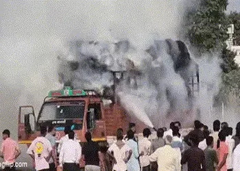 હિંમતનગર: ગાયત્રી મંદિર રોડ પર ઘાસ ભરેલી ટ્રક બની અગનગોળો, વીજ વાયરને અડકતા લાગી ભીષણ આગ | himatnaga…