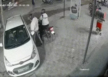 અમદાવાદ: આંગડિયા પેઢીના કર્મચારીઓને લૂંટતી કુખ્યાત છારા ગેંગના 2 સાગરિત ઝડપાયા | ahmedabad police ar…