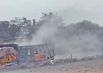 રેલવે દ્વારા સિમેન્ટરનો કાચો માલ ઉતારાતા સ્થાનિકોને હાલાકી | Locals suffer as cement raw materials a…