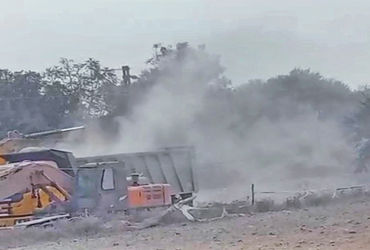 રેલવે દ્વારા સિમેન્ટરનો કાચો માલ ઉતારાતા સ્થાનિકોને હાલાકી | Locals suffer as cement raw materials a…