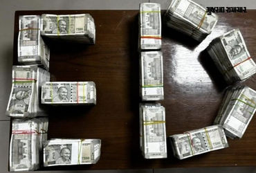 અમદાવાદમાં EDએ ‘અનસ ગ્રુપ’ સાથે સંકળાયેલા 9 સ્થળોએ પાડયા દરોડા, કરોડોના બેનામી વ્યવહારો મળ્યા | ED r…