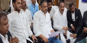અજિત પવારના પ્લેન ક્રેશની તપાસની માગ, બારામતીમાં પોલીસ સ્ટેશનની બહાર રોહિત પવારના ધરણાં | Rohit pawa…