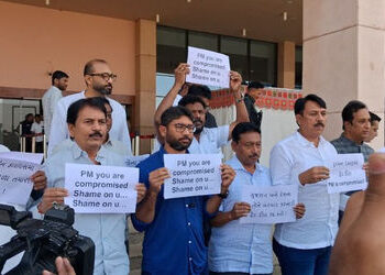 ‘PM ઈઝ કોમ્પ્રોમાઇઝ્ડ…’ અમેરિકા સાથેની ટ્રેડ ડીલ મુદ્દે ગુજરાત વિધાનસભા બહાર કોંગ્રેસનો હલ્લાબોલ |…