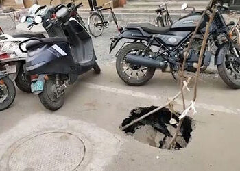 વડોદરાના વોર્ડ 12ના સરદાર નગરમાં વધુ એક ભૂવો પડતા પાલિકાની પોલ ખુલી | Another potholes in Sardar Nag…