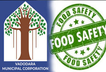 વડોદરામાં ખોરાક શાખા દ્વારા ચેકીંગ : પનીર અને રાંધેલા ફૂડના સેમ્પલો લીધા | Checking by food branch i…