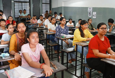 ધોરણ-૧૦નો પરીક્ષાર્થી બીજા કેન્દ્ર પર પહોંચી જતાં પોલીસે મૂળ કેન્દ્ર પર પહોંચાડયો | Police escorted …