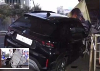 અમદાવાદ: પકવાન નજીક પૂરઝડપે આવતી લક્ઝરી કાર રેલિંગ તોડી પાર્કિંગમાં ઘૂસી, કોઈ જાનહાનિ નહીં | Late Ni…