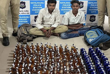 વડોદરા બસ ડેપો પરથી ભાવનગરના બે યુવકોની સ્કૂલબેગમાંથી દારૂની 230 બોટલ મળી | 230 bottles of liquor fo…