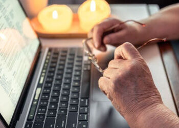 અમદાવાદમાં વૃદ્ધ સાથે જબરી ઠગાઈ, કાર્ડ વેલિડિટી ચેક કરવાના બહાને 2.38 લાખનો ચુનો લગાવ્યો | Cyber Fra…