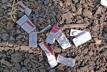 વારંવાર જાહેરમાં દવાનો જથ્થો ફેંકતા અજાણ્યા શખ્સો સામે કડક કાર્યવાહીની માંગ ઉઠી | Demand for strict …