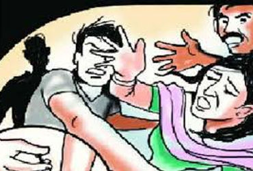 મહિલાને પટ્ટાથી મારી ટ્રીમરથી વાળ કાપી કાઢ્યા | Fefin a wichiwich ren efoch belt me ra atai uwan …