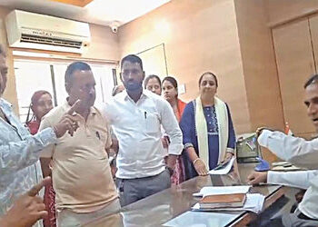 મહેમદાવાદ પાલિકાની સભામાં ભાજપના સભ્યોનો હોબાળા સાથે વોકઆઉટ | BJP members walk out with ruckus at Me…