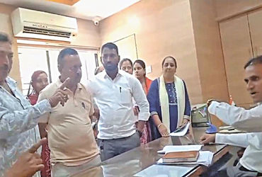 મહેમદાવાદ પાલિકાની સભામાં ભાજપના સભ્યોનો હોબાળા સાથે વોકઆઉટ | BJP members walk out with ruckus at Me…