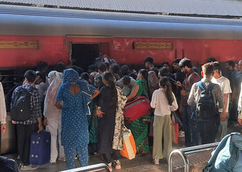 હોળી – ધૂળેટી નિમિત્તે રેલવે અને બસ સ્ટેશન પર મુસાફરોનો ભારે ઘસારો | Heavy rush of passengers at rai…