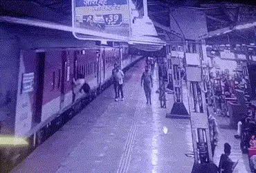 અમદાવાદમાં RPF જવાનોની સતર્કતાએ ટ્રેન નીચે કચડાતા બચ્યો મુસાફર, ઘટનાના CCTV સામે આવ્યા | Ahmedabad R…