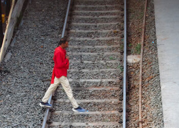 સમય બચાવવાની લ્હાયમાં ફૂટઓવરબ્રિજ હોવા છતાં રેલવે ટ્રેક પર શોર્ટકટનો ખતરનાક ટ્રેન્ડ | Dangerous tren…