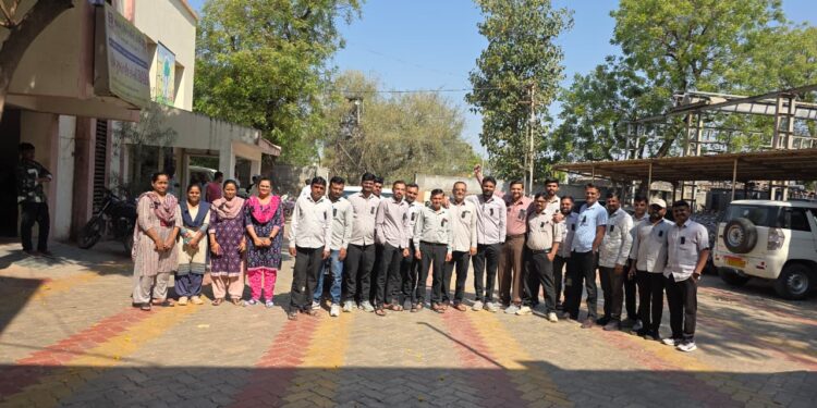 PGVCL ગઢડા ડિવિજનમાં ગુંજ્યો વિરોધનો સૂર: પડતર માંગણીઓ મુદ્દે કર્મચારીઓએ ધારણ કરી કાળી પટ્ટી