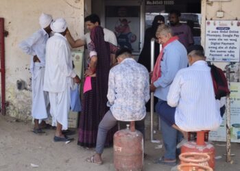 રાધનપુરમાં રાંધણ ગેસ માટે લાગી લાંબી લાઈનો: ફોન પર બુકિંગ બંધ થતાં ગ્રાહકો એજન્સી પર દોડી આવ્યા..