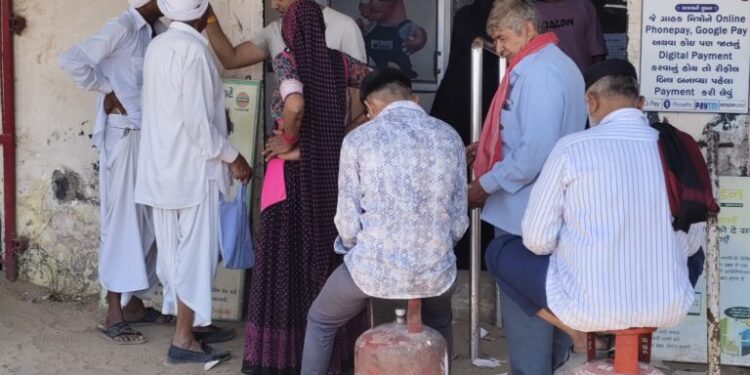 રાધનપુરમાં રાંધણ ગેસ માટે લાગી લાંબી લાઈનો: ફોન પર બુકિંગ બંધ થતાં ગ્રાહકો એજન્સી પર દોડી આવ્યા..