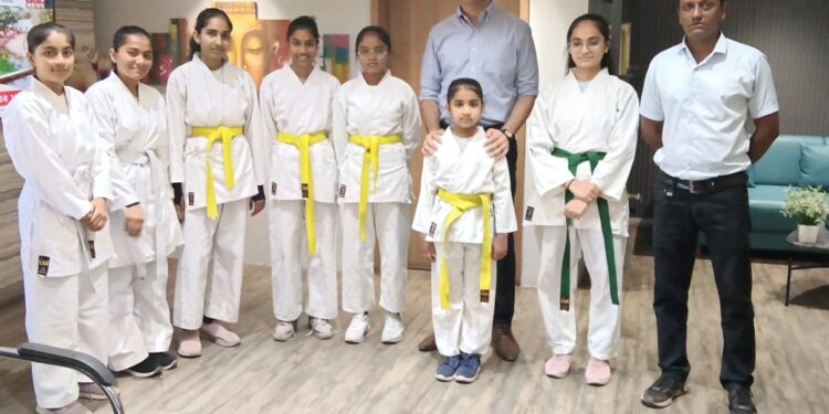 રાજકોટમાં આંતરરાષ્ટ્રીય મહિલા દિવસની ભવ્ય ઉજવણી: ૧૦૦૦ દીકરીઓએ માર્શલ આર્ટ્સ દ્વારા બતાવ્યું નારી શક્…