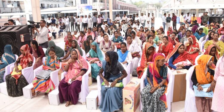 અંબાજી ખાતેથી ‘માતૃશક્તિ પોષણ’ અને ‘શ્રી શક્તિ વધામણા’ કીટ વિતરણનો પ્રારંભ કરાવતા જિલ્લા કલેકટર