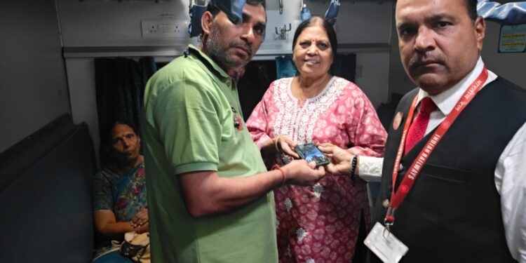 “ભાવનગર મંડળના કર્મચારીઓએ દર્શાવી ઈમાનદારી : ટ્રેનમાં ભૂલાયેલ મહિલા મુસાફરનો આઈફોન સુરક્ષિત પરત આપ્ય…