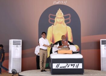 મેઘાણી એક શબ્દથી આખું આકાશ બાથમાં લે છે :મોરારિબાપુ