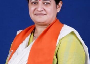 જામનગરમાં વિશ્વ ચકલી દિવસ નિમિત્તે નગરના પૂર્વ મહિલા કોર્પોરેટર દ્વારા ‘ચકલી બચાવો અભિયાન’ અન્વયે પા…