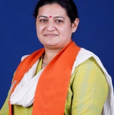 જામનગરમાં વિશ્વ ચકલી દિવસ નિમિત્તે નગરના પૂર્વ મહિલા કોર્પોરેટર દ્વારા ‘ચકલી બચાવો અભિયાન’ અન્વયે પા…