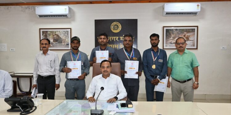 ભાવનગર મંડળના 04 કર્મચારીઓ ડીઆરએમ સંરક્ષા પુરસ્કારથી સન્માનિત