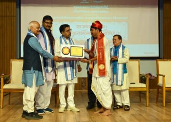 રાજભવન ગાંધીનગર ખાતે “ગીતાભૂષણ” એવોર્ડથી જીગરભાઈ ભટ્ટ (શ્રી હરિ:)ને કરાયા સન્માનિત