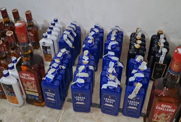 વઢવાણના ડાંગસીયા પરામાં મકાનમાંથી દારૃની ૯૨ બોટલ ઝડપાઇ | 92 bottles of liquor seized from a house in…