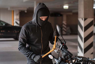 જામજોધપુરના શાંતિનગર વિસ્તારમાં રહેતા યુવાનનું મીની બસ સ્ટેન્ડ પાસે પાર્ક કરેલું બાઈક ચોરાયું | youn…