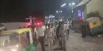 હોળી-ધુળેટી અને રમઝાનને લીધે અમદાવાદ પોલીસ એક્શનમાં, 100થી વધુ પોલીસકર્મીનું ફૂટ પેટ્રોલિંગ | Ahmeda…