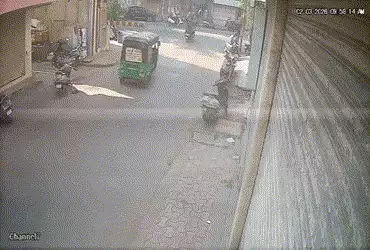 વડોદરાની દાંડિયા બજારમાં રફતારનો કહેર : બાઈક ચાલકે મોપેડ સવાર બે યુવતીઓને અડફેટે લીધી | Biker hits t…