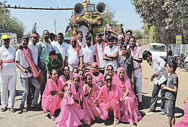 ડાકોરના ઠાકોરના દર્શનાર્થે પદયાત્રીઓનું ઘોડાપુર : તમામ માર્ગો રણછોડમય બન્યા | Pedestrians flock to D…