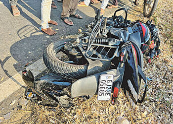 કારની ટક્કરથી બાઈક ચાલક યુવાન બાદ સારવારમાં ભાભી અને દીકરીનું પણ મોત | After a young biker was hit b…