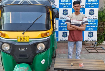 મુસાફરનો મોબાઇલ લૂંટનાર આણંદનો રીઢો ગુનેગાર પકડાયો | rickshaw driver caught who robbed moble of pass…