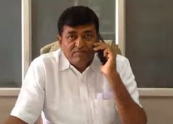 અબુધાબી એરપોર્ટ પહેલાં જ ફ્લાઇટ ડાઇવર્ટ કરાઇ, વડોદરા જિ.પં.ના સભ્ય અને ગુજરાતીઓ ત્રણ દિવસથી ફસાયા | …