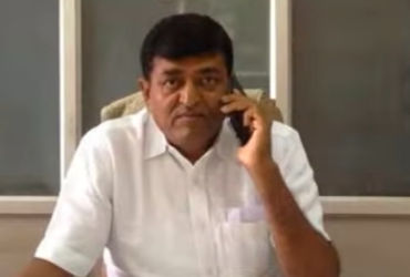 અબુધાબી એરપોર્ટ પહેલાં જ ફ્લાઇટ ડાઇવર્ટ કરાઇ, વડોદરા જિ.પં.ના સભ્ય અને ગુજરાતીઓ ત્રણ દિવસથી ફસાયા | …