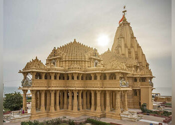 ગુજરાતમાં સરકારી તાયફામાં ધૂમ ખર્ચ, પણ યાત્રાધામના વિકાસમાં કંજૂસાઈ! કરોડોનું ફંડ પડી રહ્યું | gujar…