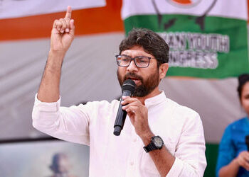 જિજ્ઞેશ મેવાણીએ અમદાવાદમાં પોલીસ સ્ટેશન ગજવ્યું, દારૂના અડ્ડાની યાદી આપીને કાર્યવાહીની માંગ | jignes…