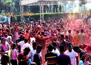 સુરતીઓમાં ડેસ્ટીનેશન ધુળેટીનો વધતો ક્રેઝ : ધુળેટીના રંગ સાથે મસ્તીનો રંગ માટે સુરતીઓ પહોંચ્યા સંઘ પ્…