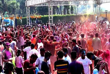 સુરતીઓમાં ડેસ્ટીનેશન ધુળેટીનો વધતો ક્રેઝ : ધુળેટીના રંગ સાથે મસ્તીનો રંગ માટે સુરતીઓ પહોંચ્યા સંઘ પ્…