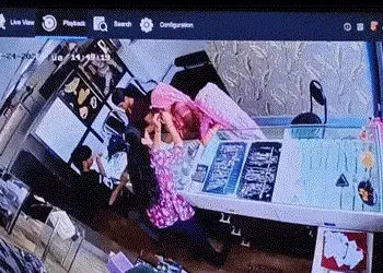 અમદાવાદના જ્વેલર્સમાં સોનાની ચોરી કરતી બે મહિલાઓ જેલહવાલે, ગ્રાહક બનીને આવતી અને દાગીના સેરવી લેતી |…