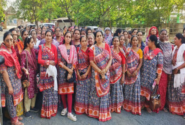 સુરેન્દ્રનગરમાં આંગણવાડી બહેનોનું ઓનલાઇન કામગીરી સામે પ્રદર્શન | Anganwadi sisters protest against o…