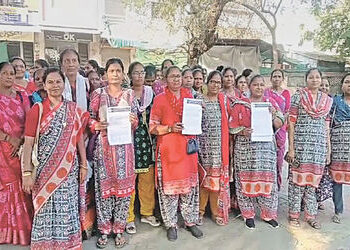 આંગણવાડી બહેનોએ ઓનલાઇન એન્ટ્રી, ટેક્નિકલ સમસ્યાઓ સામે મોરચો માંડયો | Anganwadi sisters protest again…