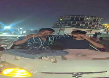 કારના બોનેટ પર બેસી રિલ બનાવતા યુવકોનો વીડિયો વાયરલ થયો | Video of youths making reels sitting on ca…